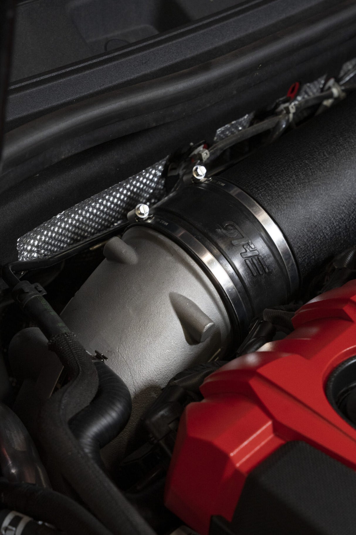 THE Tuner - Powiększony Aluminiowy Dolot Powietrza do Turbosprężarki - Audi RS3 - TTRS (DAZA / DNWA)