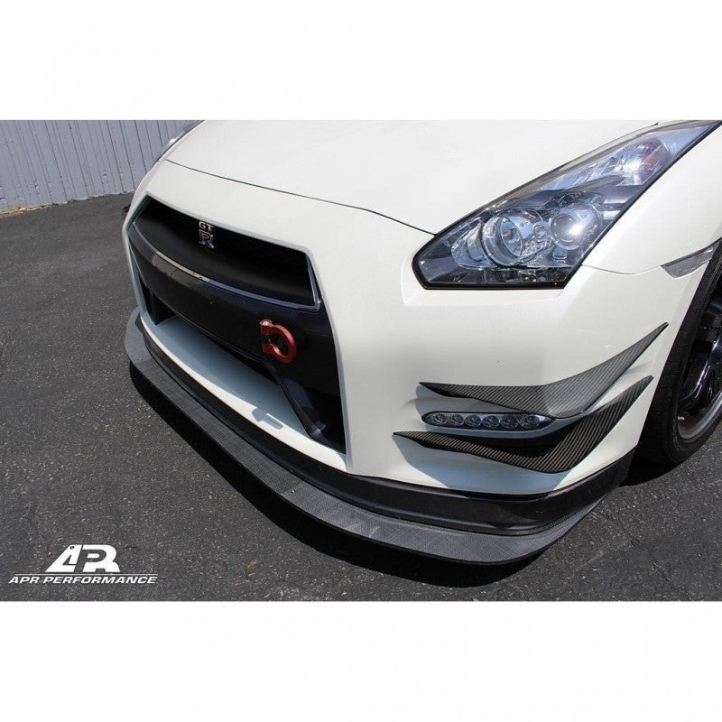APR Performance - Karbonowe płetwy przedniego zderzaka - Nissan GTR R35 2012-2016
